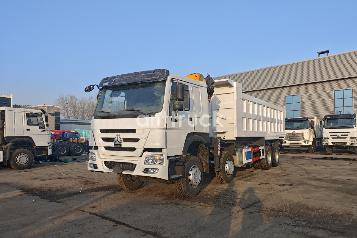 The HOWO-7 8X4 Folding Arm Truck Mounted