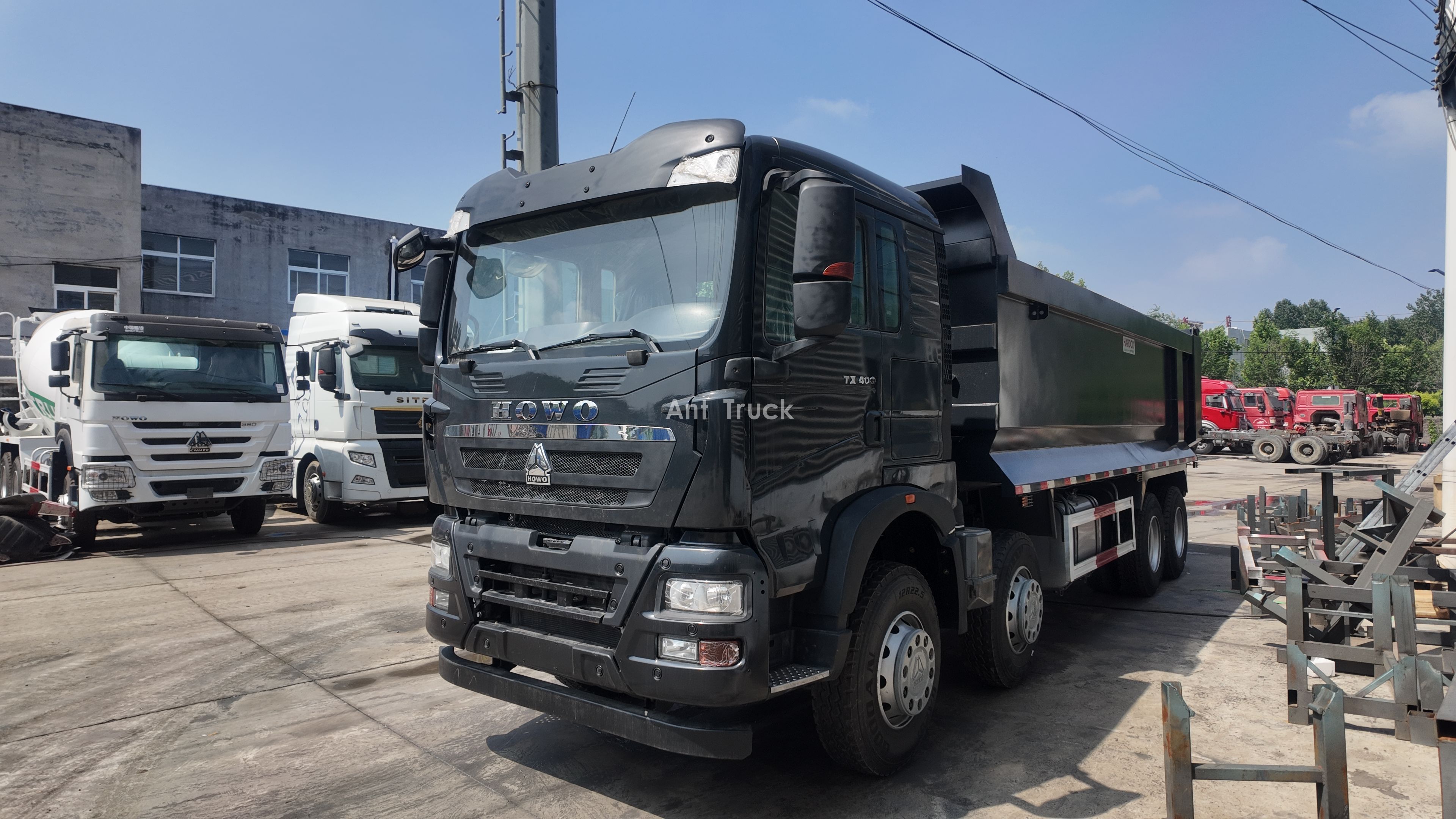 Un camion-benne HOWO TX 8x4 noir élégant